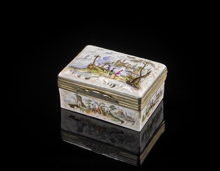 Manifattura tedesca, fine secolo XVIII. Tabacchiera in porcellana a doppio cope