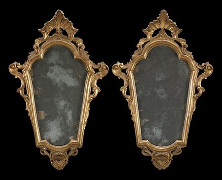 Coppia di ventole in legno intagliato e dorato con cimasa e fregi laterali traf