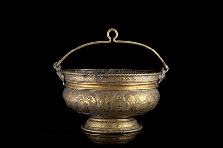 Secchiello in rame dorato inciso e sbalzato a volute fogliate, ansa sagomata so