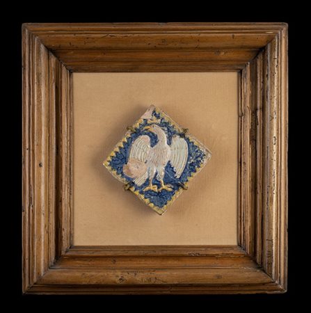 Antica piastrella in maiolica ingobbiata decorata in rilievo e in policromia ad