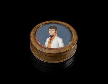 Tabacchiera in radica e tartaruga decorata sul coperchio con miniatura raffigur