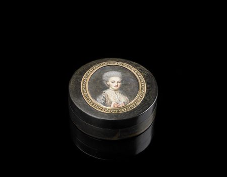 Tabacchiera di forma tonda in tartaruga con miniatura raffigurante gentildonna