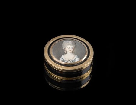 Tabacchiera in tartaruga con ghiere in oro basso decorata sul coperchio con min