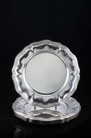 Gruppo di dieci sottopiatti in argento, bordo mistilineo, cifrati "M" con coron