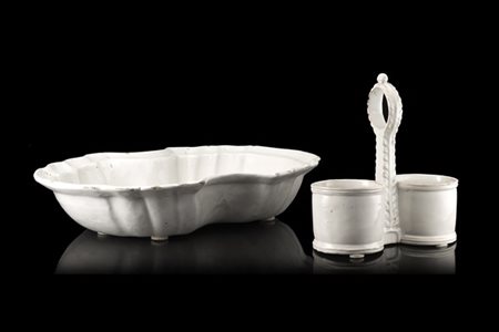 Manifattura di Sassuolo, secolo XVIII. Lotto composto da un cruet ed un bacile