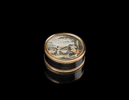 Tabacchiera di forma circolare in tartaruga decorata con ghiere in oro. Coperch