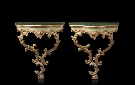 Coppia di consolle a goccia con piano sagomato e laccato a finto marmo, fascia