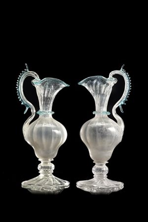 Manifattura di Murano, secolo XVIII. Coppia di ampolle in vetro incolore decora