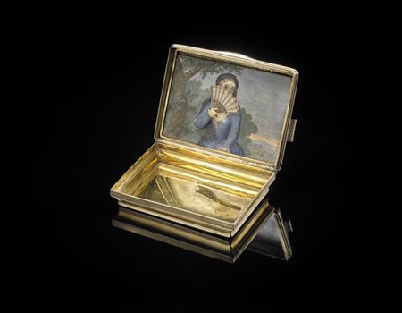 Tabacchiera in argento parzialmente dorato con coperchio cesellato "alla Berain