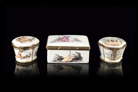 Manifatture diverse, secolo XVIII/ XIX. Coppia di scatole in porcellana di form