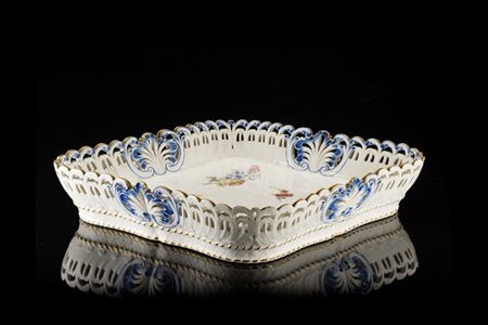 Manifattura di Sèvres, secolo XIX. Piatto in porcellana a bordo traforato, prof