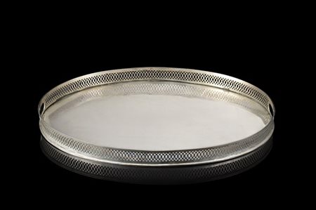Vassoio in argento a corpo liscio decorato con ringhiera traforata. Regno Lomba