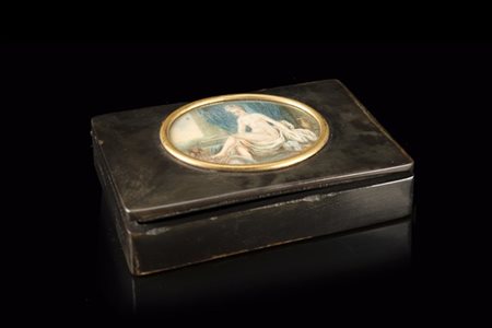 Tabacchiera di forma rettangolare in tartaruga decorata sul coperchio con minia