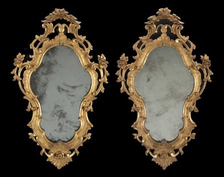 Coppia di specchiere in legno intagliato e dorato con cimasa e fregi traforati