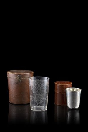 Lotto composto da due custodie in pelle contenenti un bicchiere in argento, arg