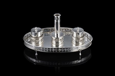 Calamaio in argento con fasce incise e traforate a palmette, piedini stilizzati