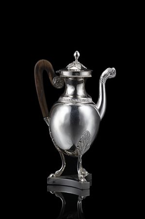 Egoiste in argento a corpo ovoidale sorretto da tre piedi caprini con attaccatu