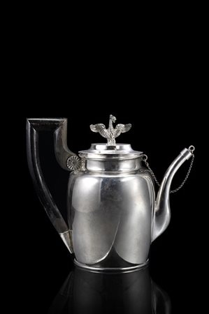 Teiera in argento a corpo liscio con coperchio sormontato da aquila ad ali spie