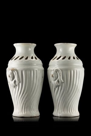 Manifattura emiliana, secolo XVIII. Coppia di vasi biansati in maiolica con bor