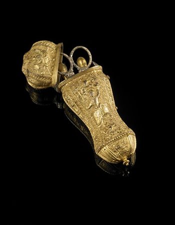 Porta nécessaire in metallo dorato di forma bombata decorato in rilievo a figur