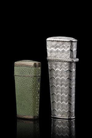 Due nécessaire da viaggio, uno in galuchat con attrezzi in tartaruga ed uno in