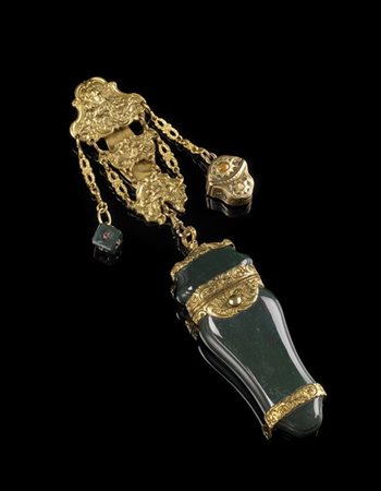 Porta nécessaire in pietra dura con ghiere in metallo dorato e cesellato a fior