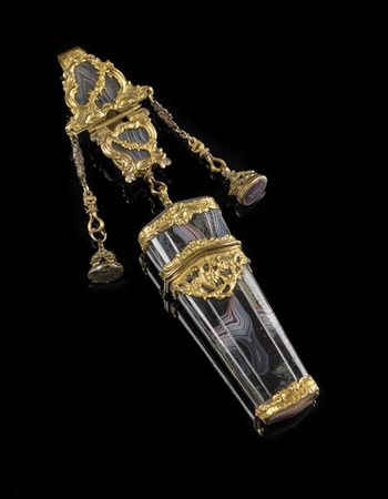 Porta nécessaire in agata con fregi e catena in metallo dorato, sbalzato a volu