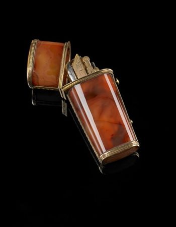 Porta nécessaire "a cage" in corniola con ghiere in metallo dorato incise a mot