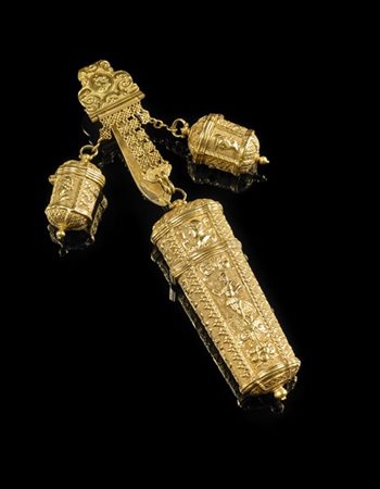 Porta nécessaire in metallo dorato decorato in rilievo da figure mitologiche, p