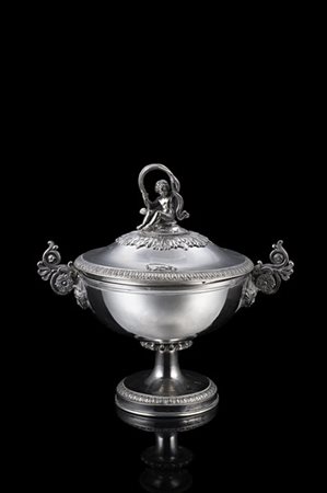 Zuccheriera biansata in argento, coperchio con bordi decorati a palmette sormon