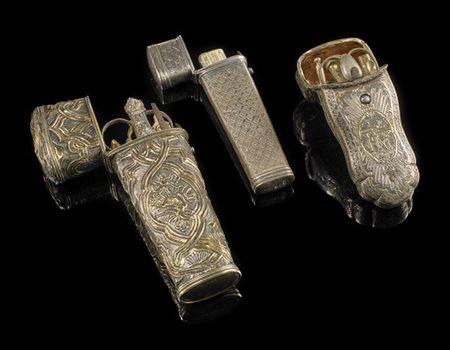 Gruppo di tre porta nécessaire in argento e argento dorato del secolo XIX incis