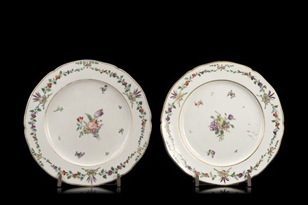 Manifattura Cozzi, secolo XVIII. Coppia di piatti in porcellana con bordi dorat
