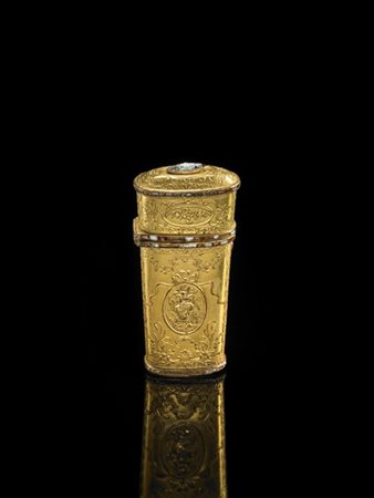 Porta nécessaire in metallo dorato e sbalzato a volute e ovali con mazzi fiorit