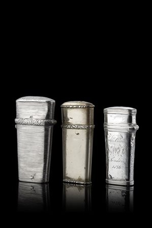 Gruppo di tre porta nécessaire in argento e metallo con accessori in madreperla