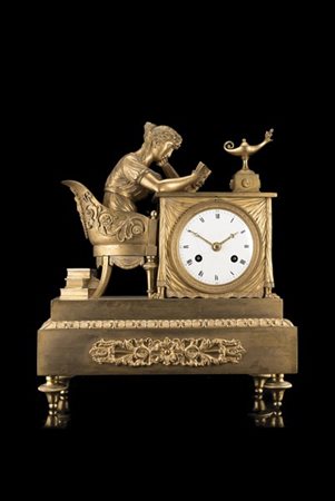 ANONIMO, Francia
Pendola da appoggio in bronzo dorato raffigurante figura alleg