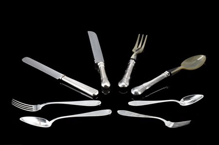 Parte di servizio di posate in argento a corpo liscio con cifre "CBL" coronate