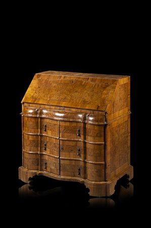 Ribalta lastronata in noce e radica con fronte mosso a due ante a finti cassett