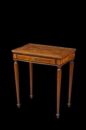 Tavolo da centro lastronato in bois de rose, bois de violette e intarsiato in l