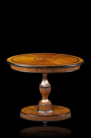 Tavolo ovale da centro Carlo X lastronato in ciliegio, profili in legno ebanizz