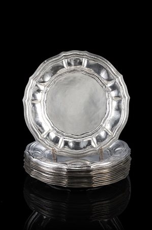 Gruppo di dodici sottopiatti in argento a bordo mistilineo. Marchi di S. Marco,