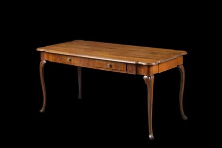 Tavolo da centro in noce di forma rettangolare, due cassetti nella fascia sagom