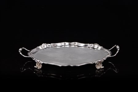 Vassoietto biansato in argento a bordo mistilineo con piedini cesellati a volut