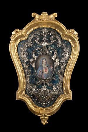 Acquasantiera in argento decorata da fregi sbalzati a volute con vasca sormonta