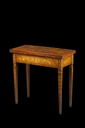 Tavolo da gioco in noce e bois de violette, piano apribile intarsiato e filetta