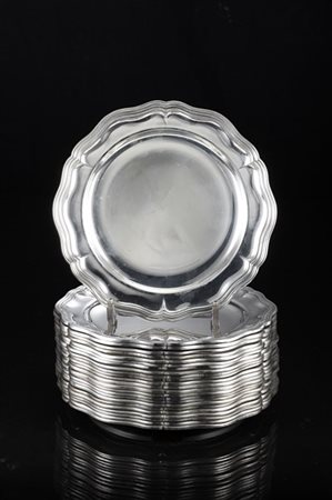 Gruppo di ventiquattro sottopiatti in argento a bordo mistilineo, alcuni cifrat