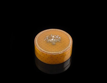 Tabacchiera decorata a piqué in tartaruga bionda intarsiata in oro, argento, ma