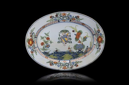 Manifattura di Faenza, Ferniani, fine secolo XVIII. Grande vassoio ovale in mai