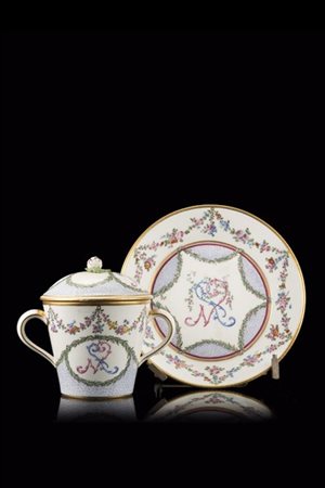 Manifattura di Sèvres, secolo XIX. Tazza da puerpera con piattino in porcellana