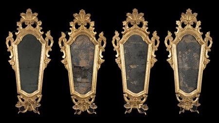 Gruppo di quattro ventole a due fiamme in legno intagliato e dorato a volute e