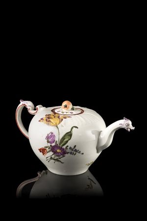 Manifattura Nymphenburg, fine secolo XVIII - inizio secolo XIX. Teiera in porce